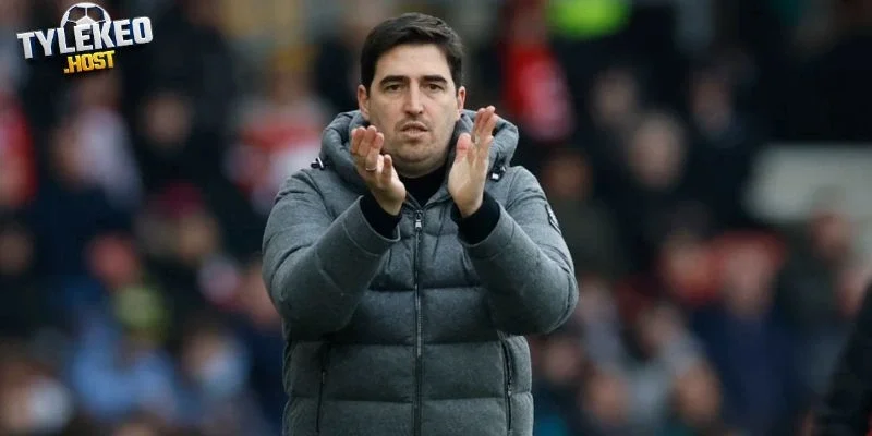 Neville chỉ trích VAR, Liverpool khủng hoảng hậu vệ phải