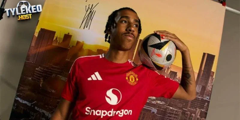Yoro gây thất vọng ở MU, Ronaldinho ký hợp đồng khó tin